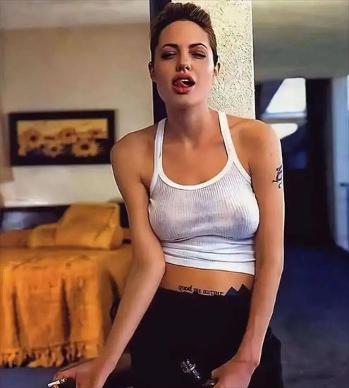 Angelina Jolie - Screenshot_20220831-1953462.png